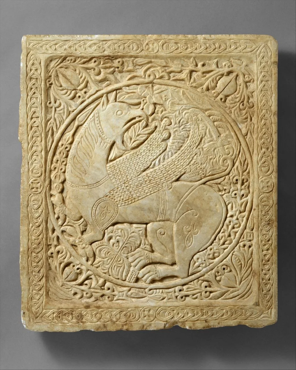 Панно с грифоном, Византия, 1250-1300 гг. 

Размеры: 59,7 х 52,1 х 6,5 см. Вес: 41,3 кг. Музей Метро