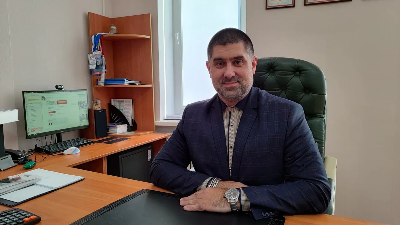 Дорогие коллеги!

От всего сердца поздравляю вас с профессиональным праздником — Днём медицинского р