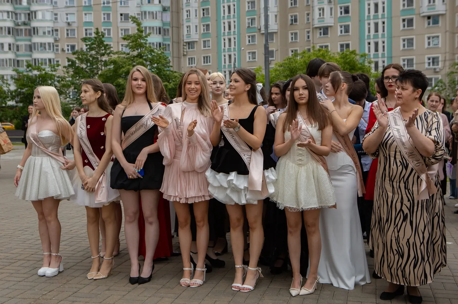 🎓 В нашей школе прошли последние звонки для 9-х и 11-х классов   Это был день, когда смешалось всё: 