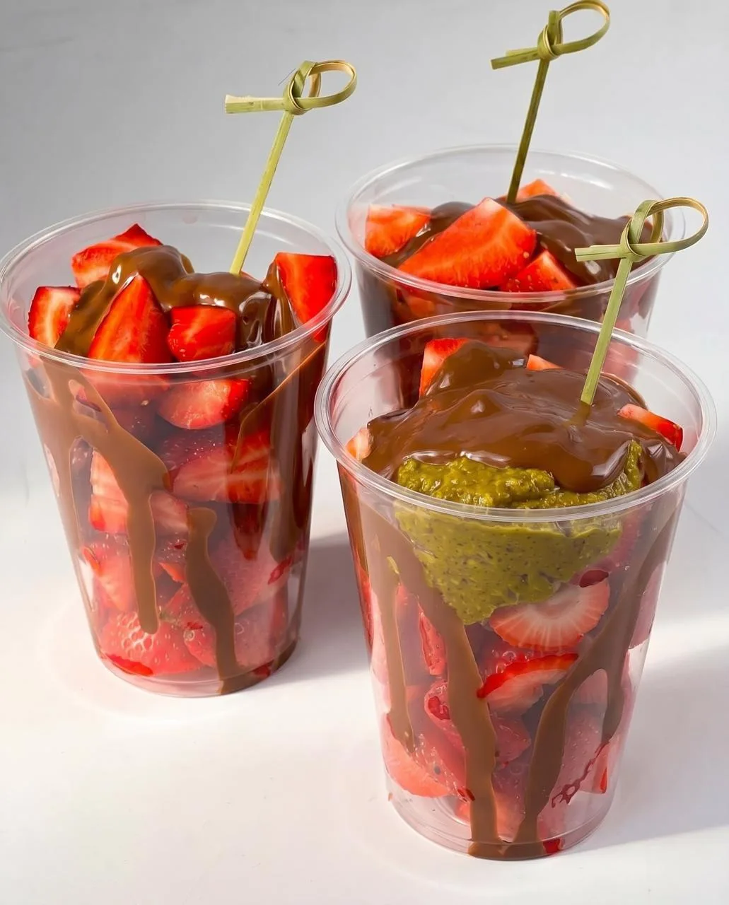 Летний хит — сочная свежая клубника, щедро политая молочным шоколадом🍓