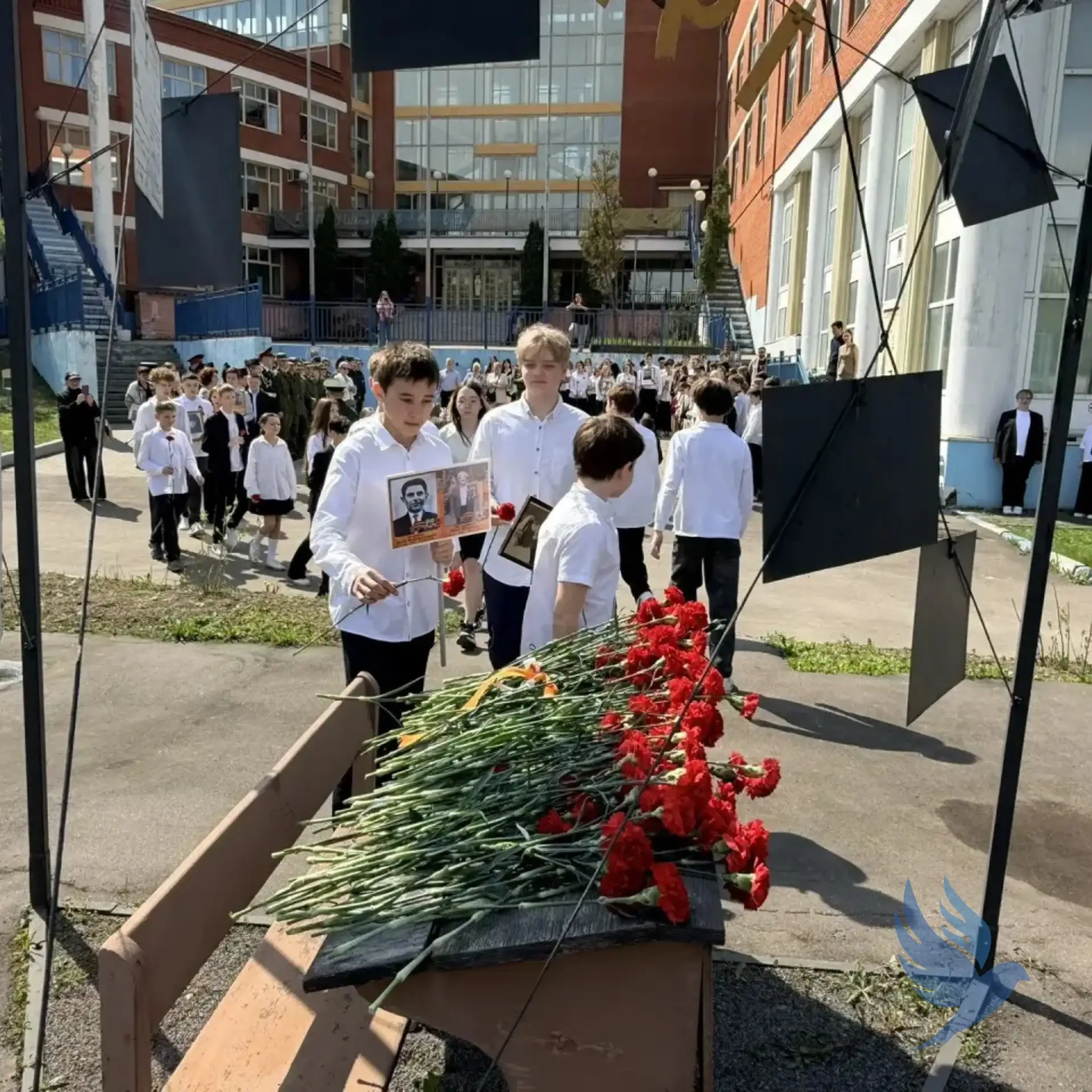 🕯️ Помним. Гордимся. Чтим.  🇷🇺 Наша школа принимает участие в городском проекте «Мой героический рай