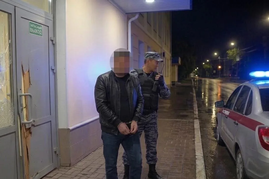 В Уфе пьяный дебошир стучал в дверь университета как сумасшедший и повредил её
