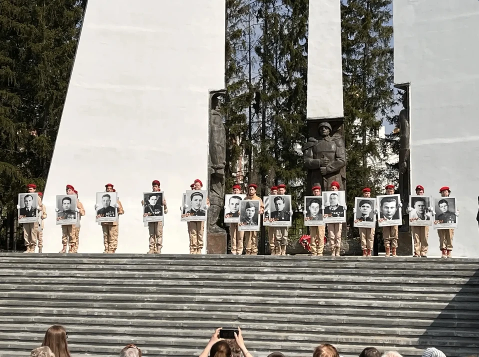 9 мая, в день, когда сама история России звучала в сердцах миллионов. На Мемориала Славы собрались л