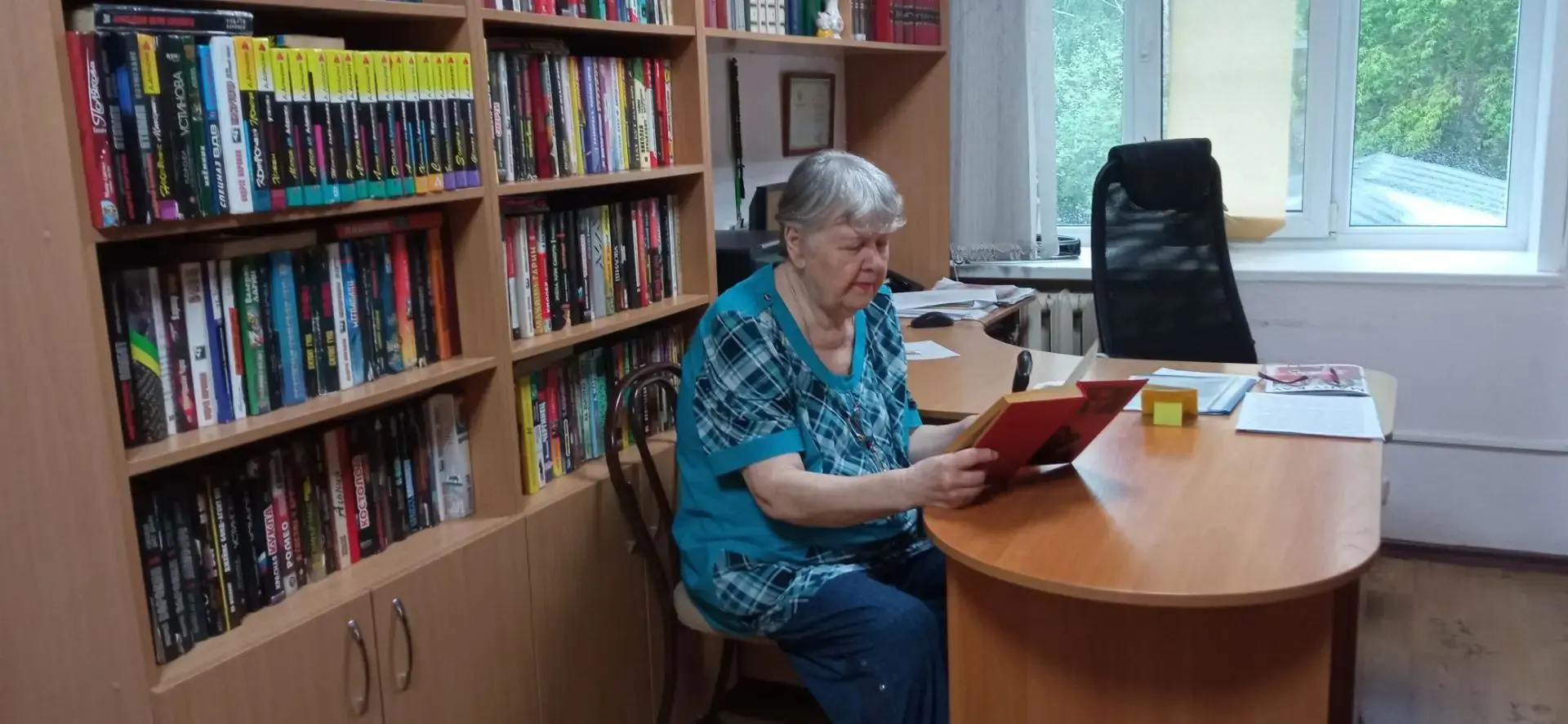 Запах типографской краски и тишина.
В век цифровых технологий, когда экраны смартфонов заменили нам 