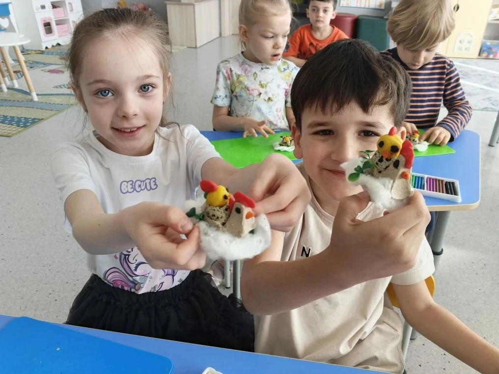 "Из яйца, как из пеленок, Только выбрался цыпленок-  И пошёл пушок пешком Настоящим петушком" Л. Саф