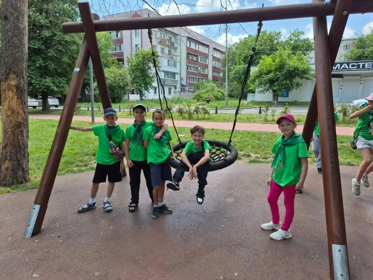 🌞Прогулка в сквере - отличный способ провести время на свежем воздухе, особенно для детей из пришко