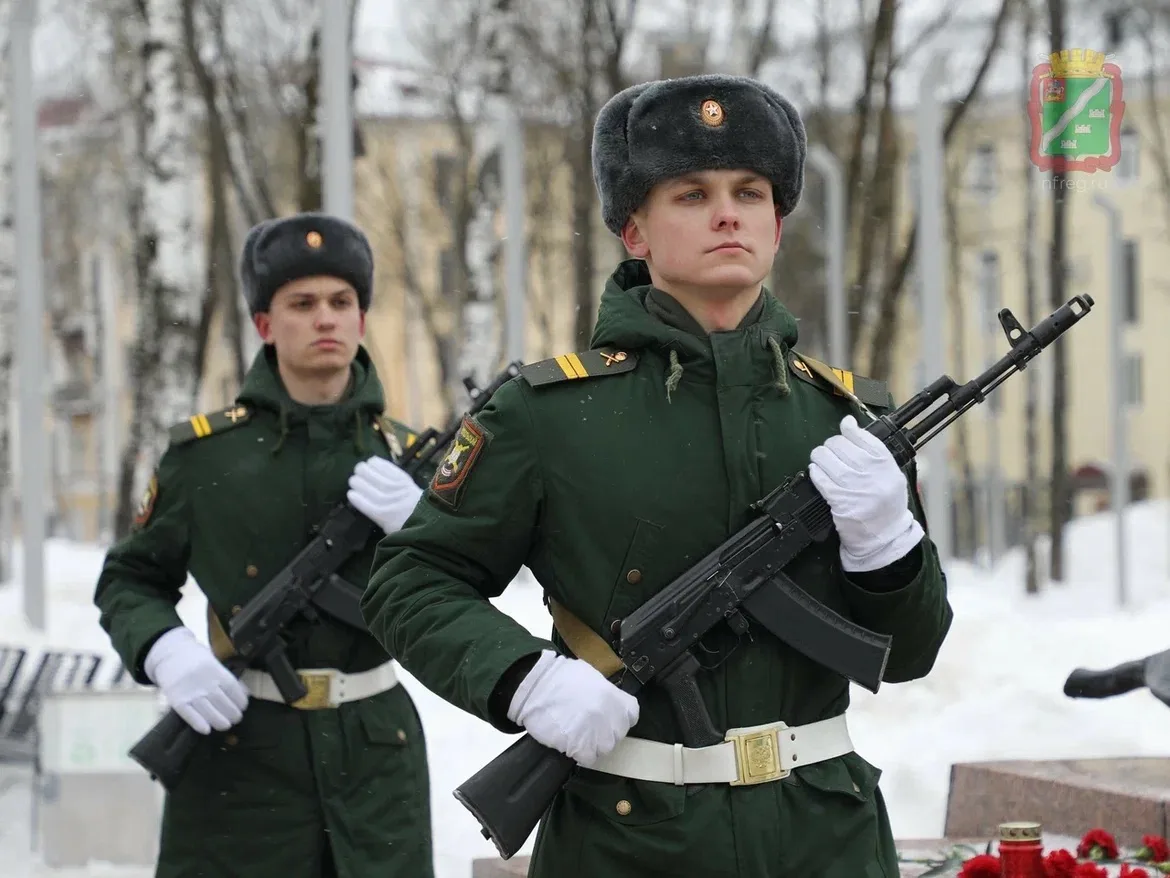 Флаги, море гвоздик в руках и чёрно-белые портреты: эти парни обрели бессмертие, исполняя служебный 