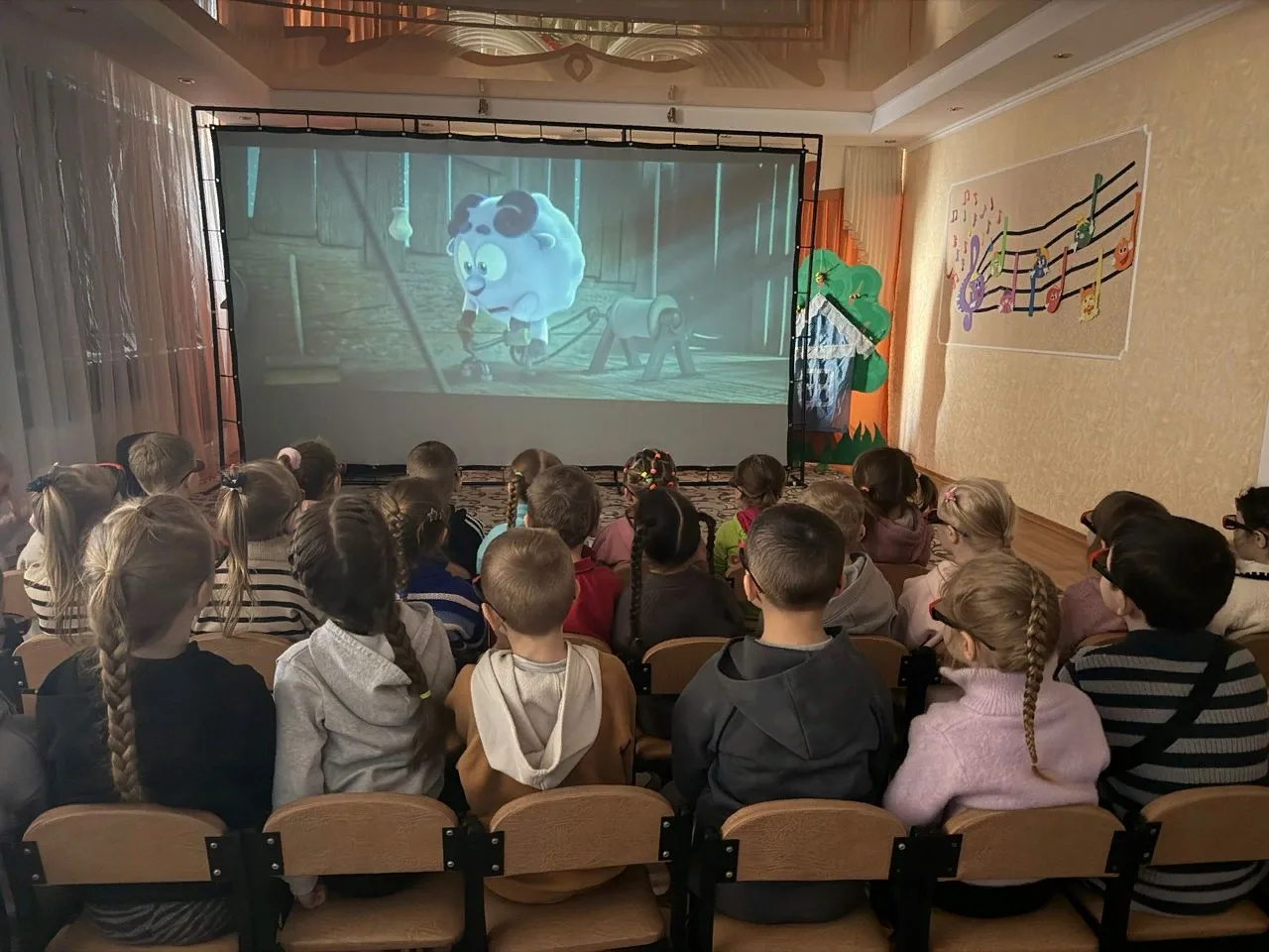 Сегодня в ГБДОУ ЛНР "Ясли- сад №3 "Семицветик" приехал мобильный кинотеатр 3D. Ребята п...