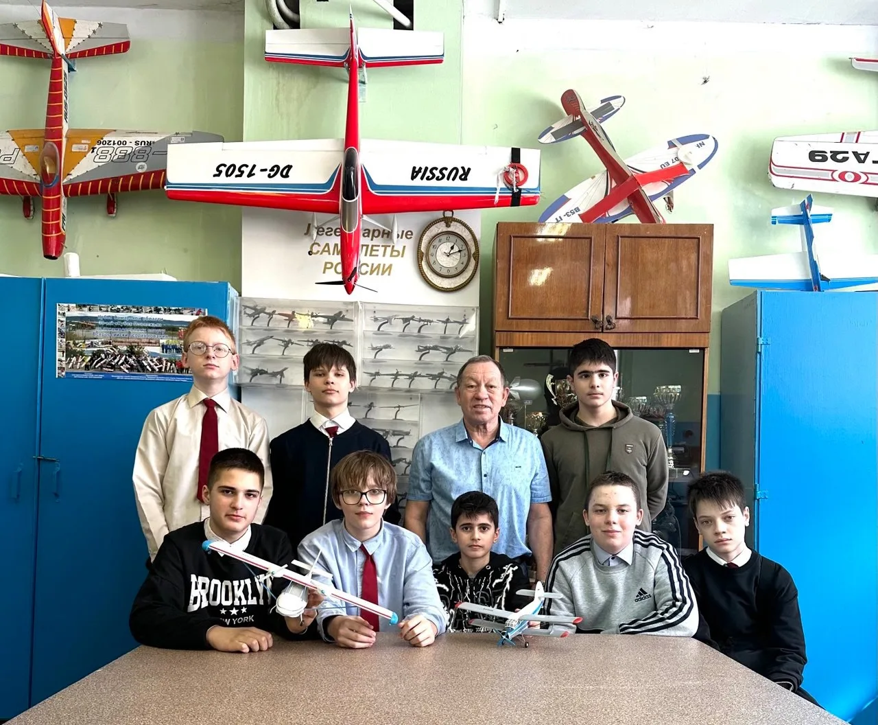 Учащиеся объединений Ракетостроение и Авиамоделирование под руководством педагога Гарфу...