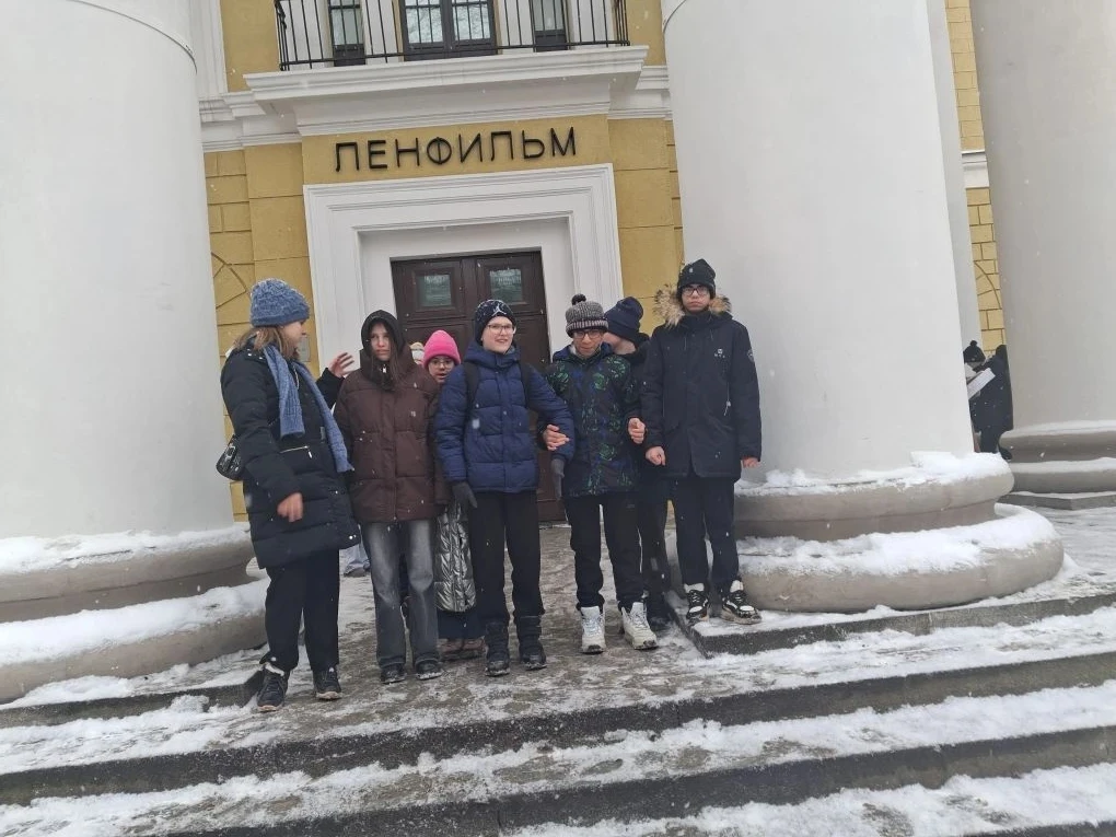 Сегодня 10.02.2026 учащиеся 6г и 6д классов посетили выставку в Ленфильме" Пропавшие в кинохрониках 