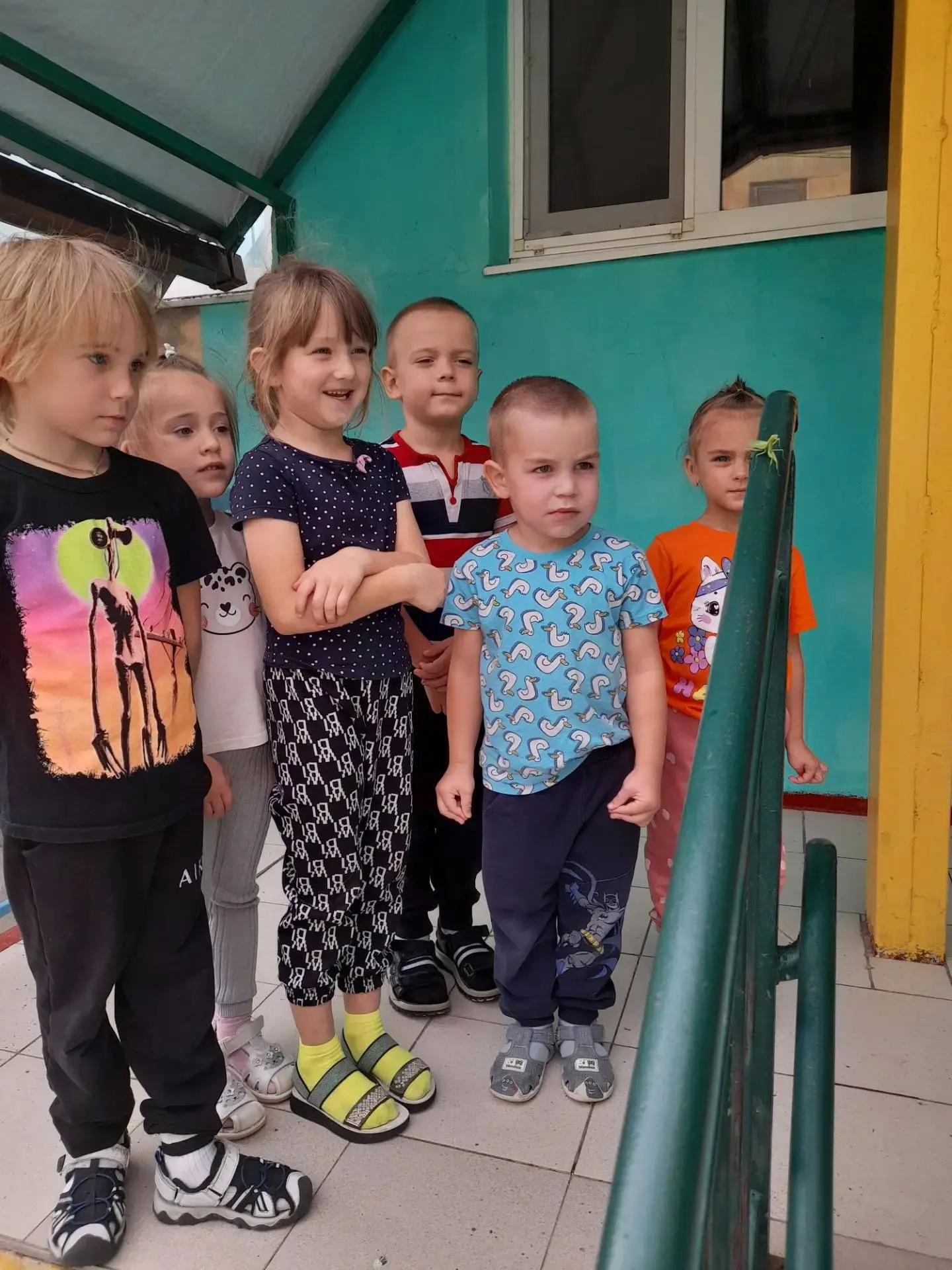 Сегодня, выходя на улицу, ребята на лестнице встретили удивительного гостя — богомола! ...