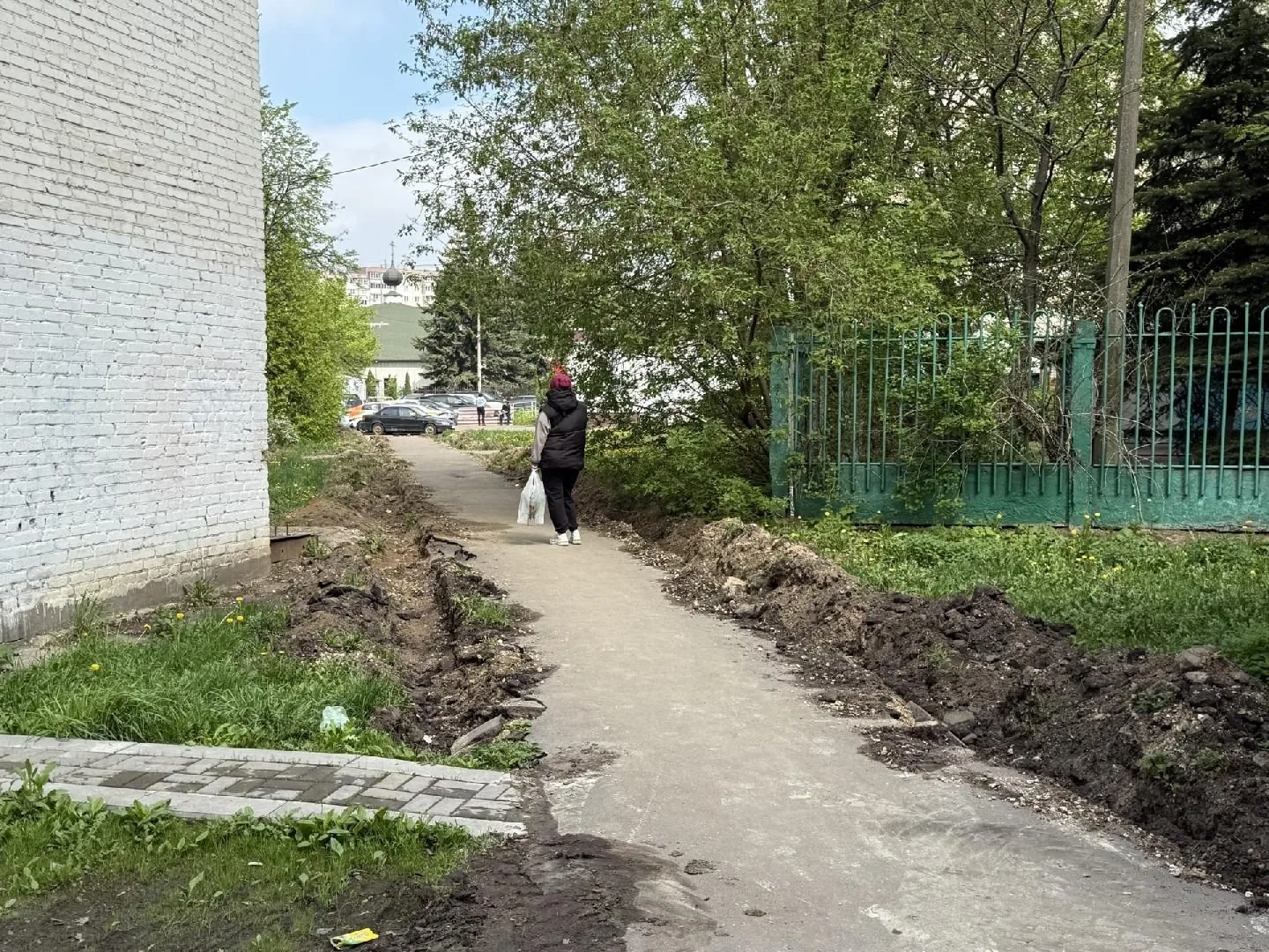 В Дзержинском благоустраивают дворы  Работы уже начались на улице Ленина и площади Дмитрия Донского.