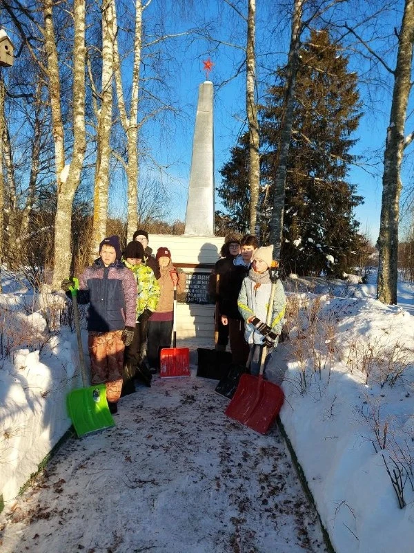 Волонтёры и юные тимуровцы очистили от снега территорию вокруг обелиска павшим в годы В...