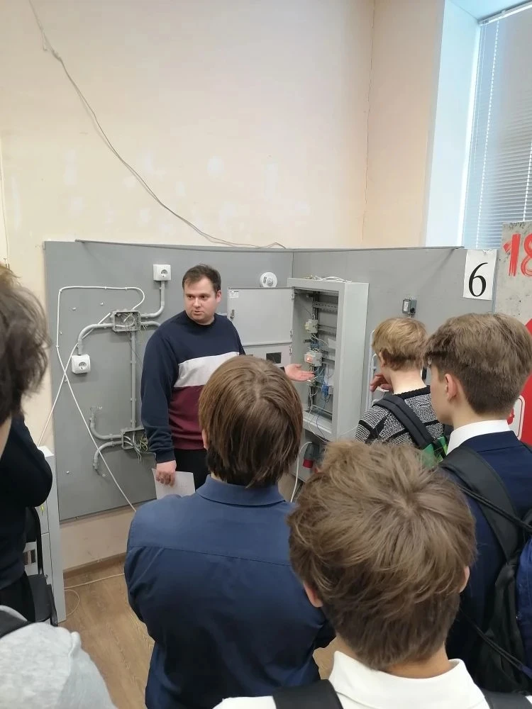 17 февраля старшеклассники нашей школы, участники Энергокружка «Россети», посетили Брянский строител