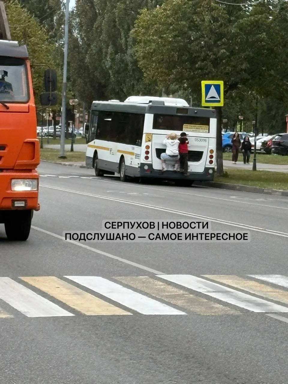 Автобус внутри, пассажиры снаружи.