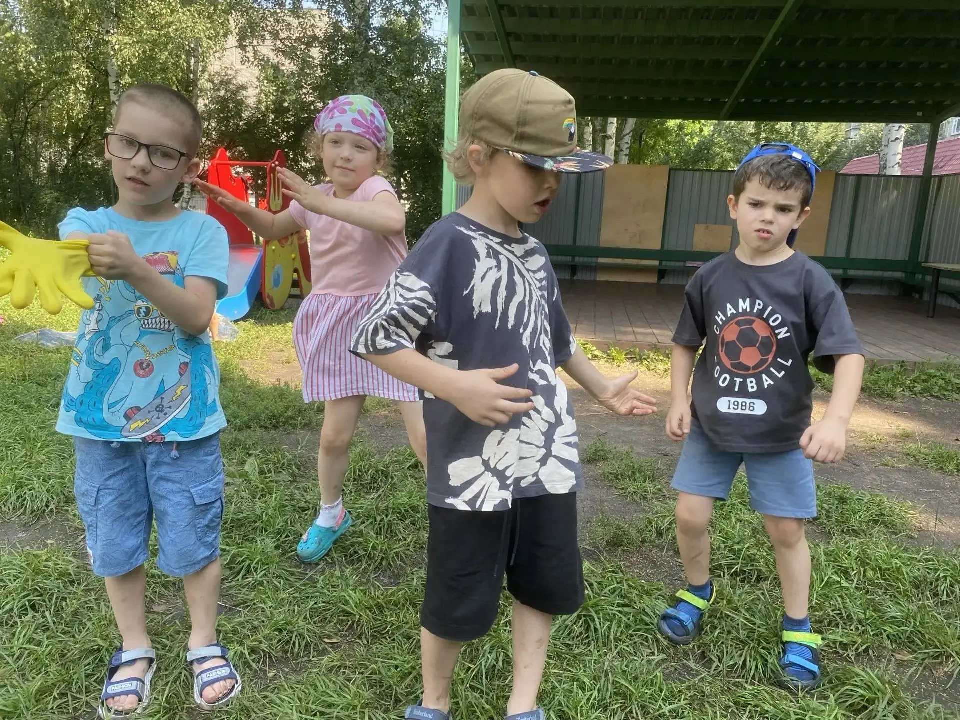 Танцы на свежем воздухе — лучший антистресс! Сегодняшняя прогулка прошла особенно активно: устроили 