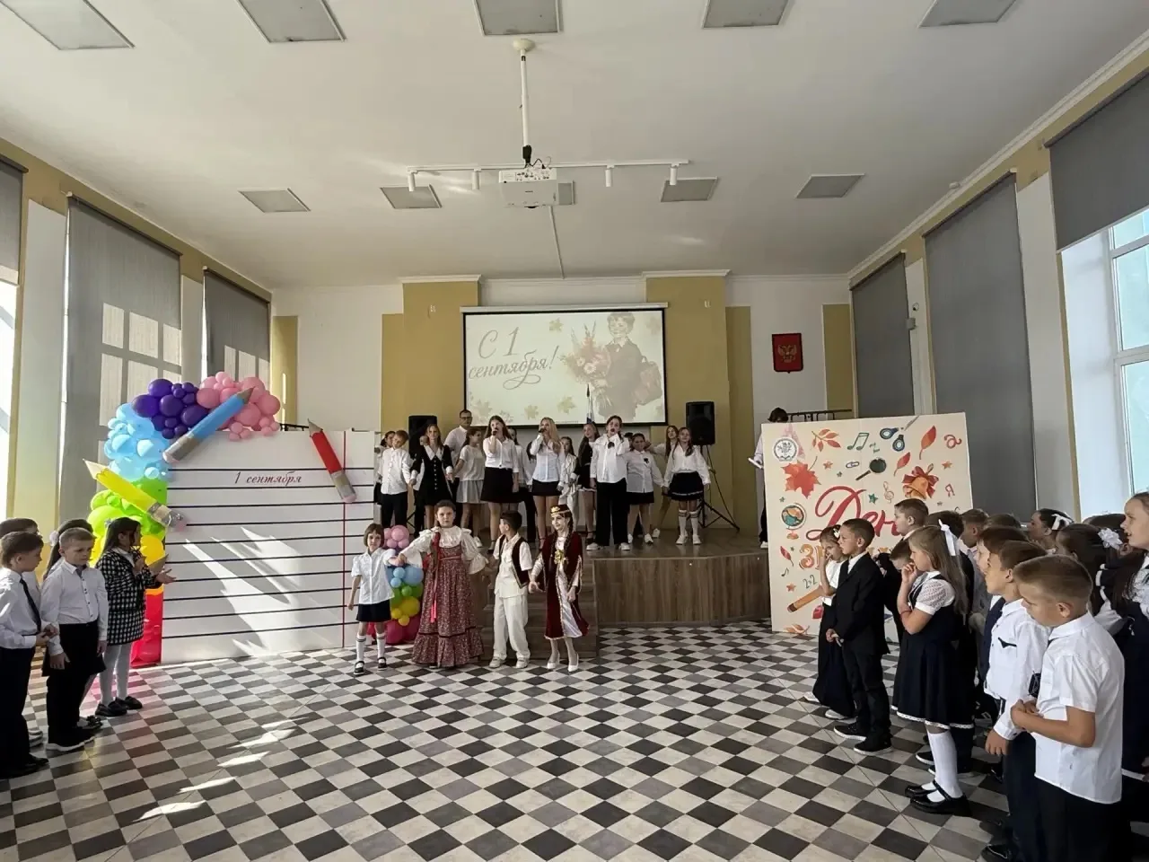 Сегодня в нашей школе было по-настоящему торжественно и душевно! 🎉