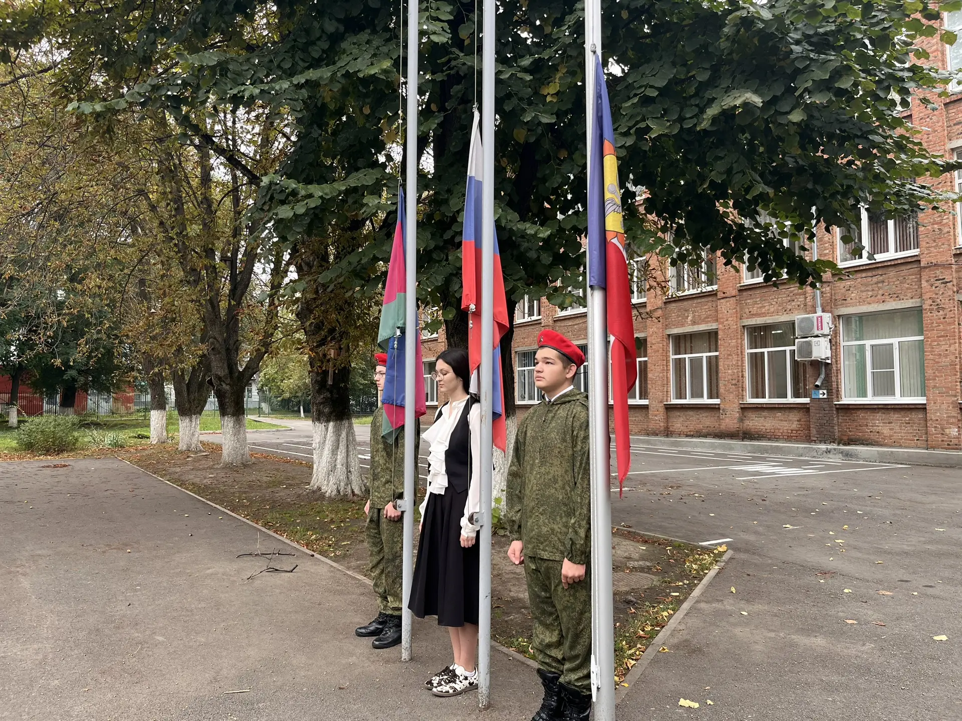 🍂🔔Понедельник в нашей школе начался с традиционной общешкольной линейки.