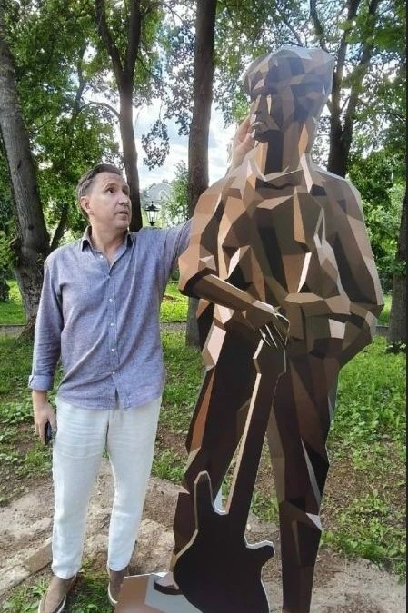 В парке «Аполло» прошла «примерка» памятника Виктору Цою в Кирове 
 
Ранее мы уже сообщали о планах 
