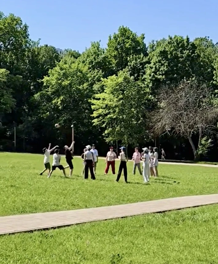 🌲☀️ Как завершить учебный год ярко и весело? Спросите у 6А!  Наши ребята вместе с родителями и класс
