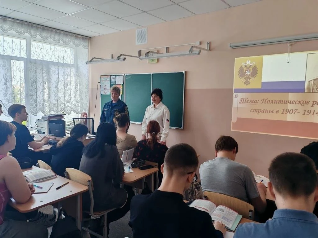 🌊🚒 Важная встреча со специалистом МЧС! 👮‍♂️Сегодня для учеников 8–11 классов состоял...