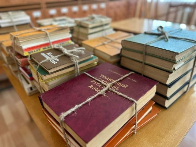 Спасибо за книги! 
Наши любимые читатели все чаще несут стопки книг в дар библиотеке.
А мы в свою оч