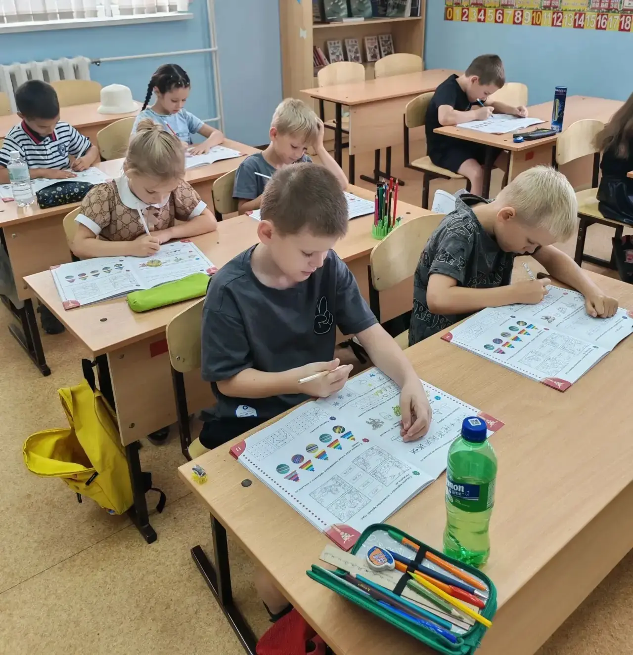 Дети знания повторяют —
Буквы, цифры и слова.
Также прописи листают,
Чтоб школа встретила на "Ура!"

