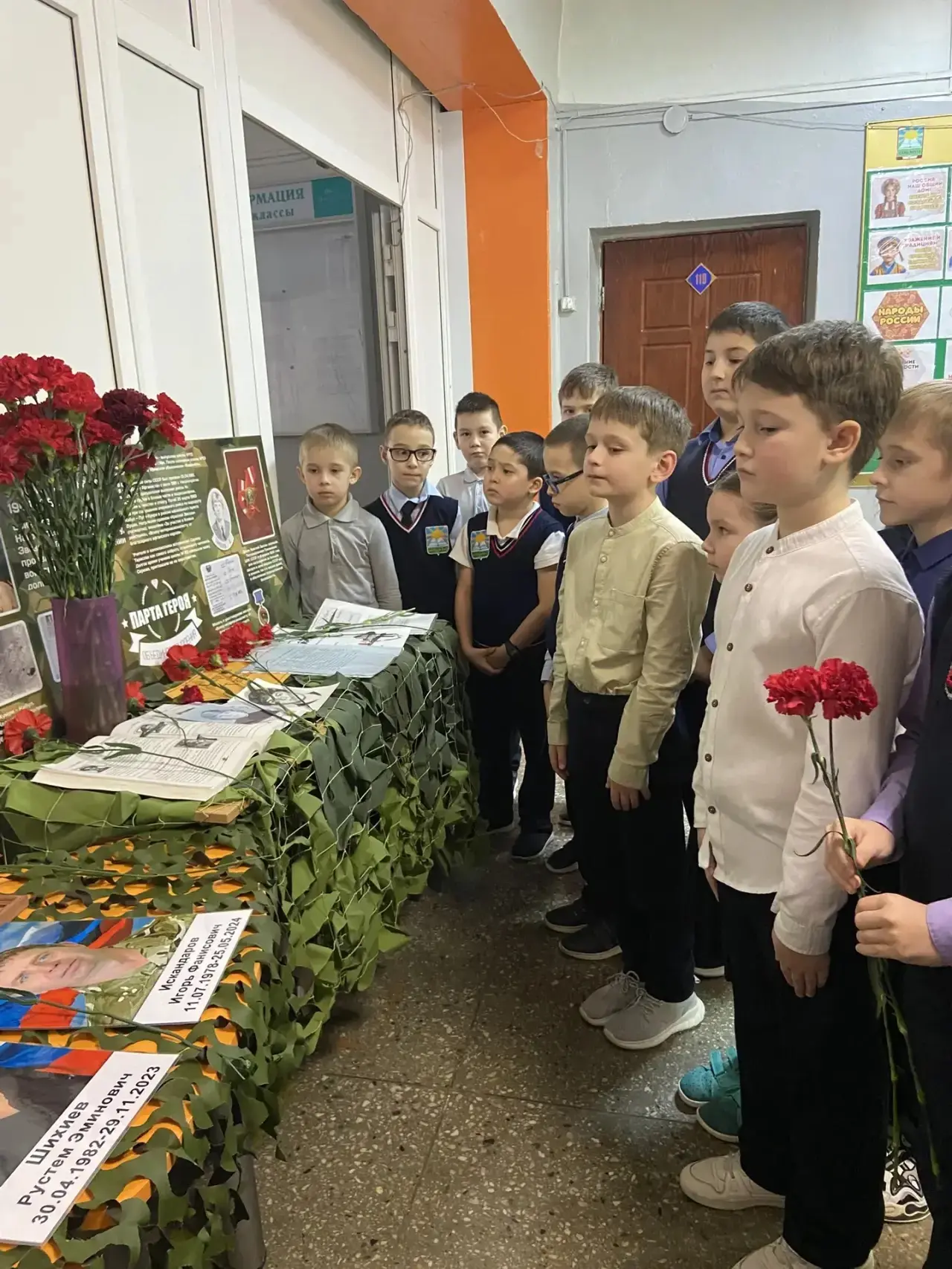 В преддверии 15 февраля в школе прошли Минуты памяти выпускнику школы Сергею Тарасову,погибшему при 