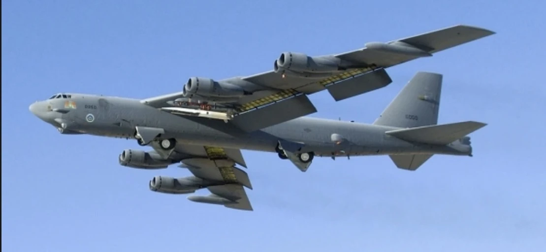Американский стратегический бомбардировщик B-52 Stratofortress разбился на военно-воздушной базе Эдв