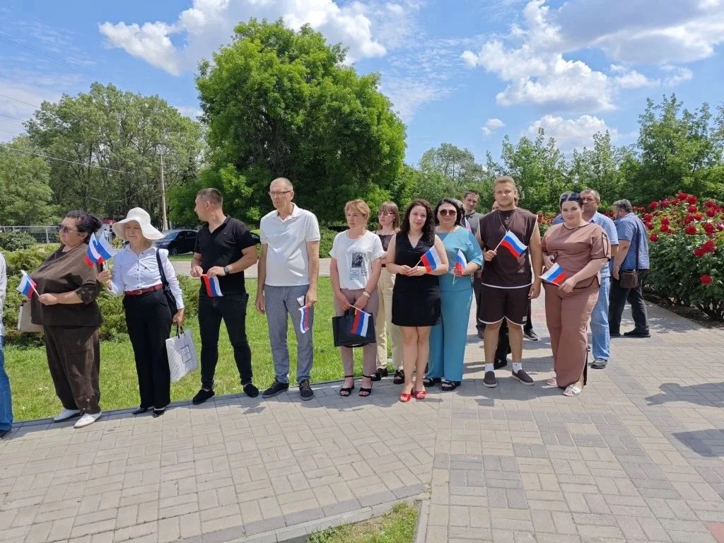 В честь празднования Дня России в Новотроицком прошёл торжественный митинг. 

✨Сотрудники Новотроицк