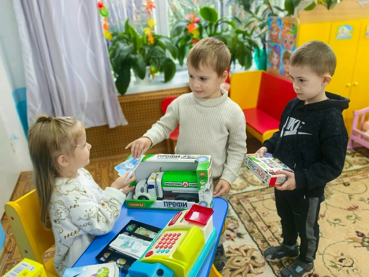 💰 В старшей группе дети познакомились с деньгами: рассмотрели монеты и купюры, учились...