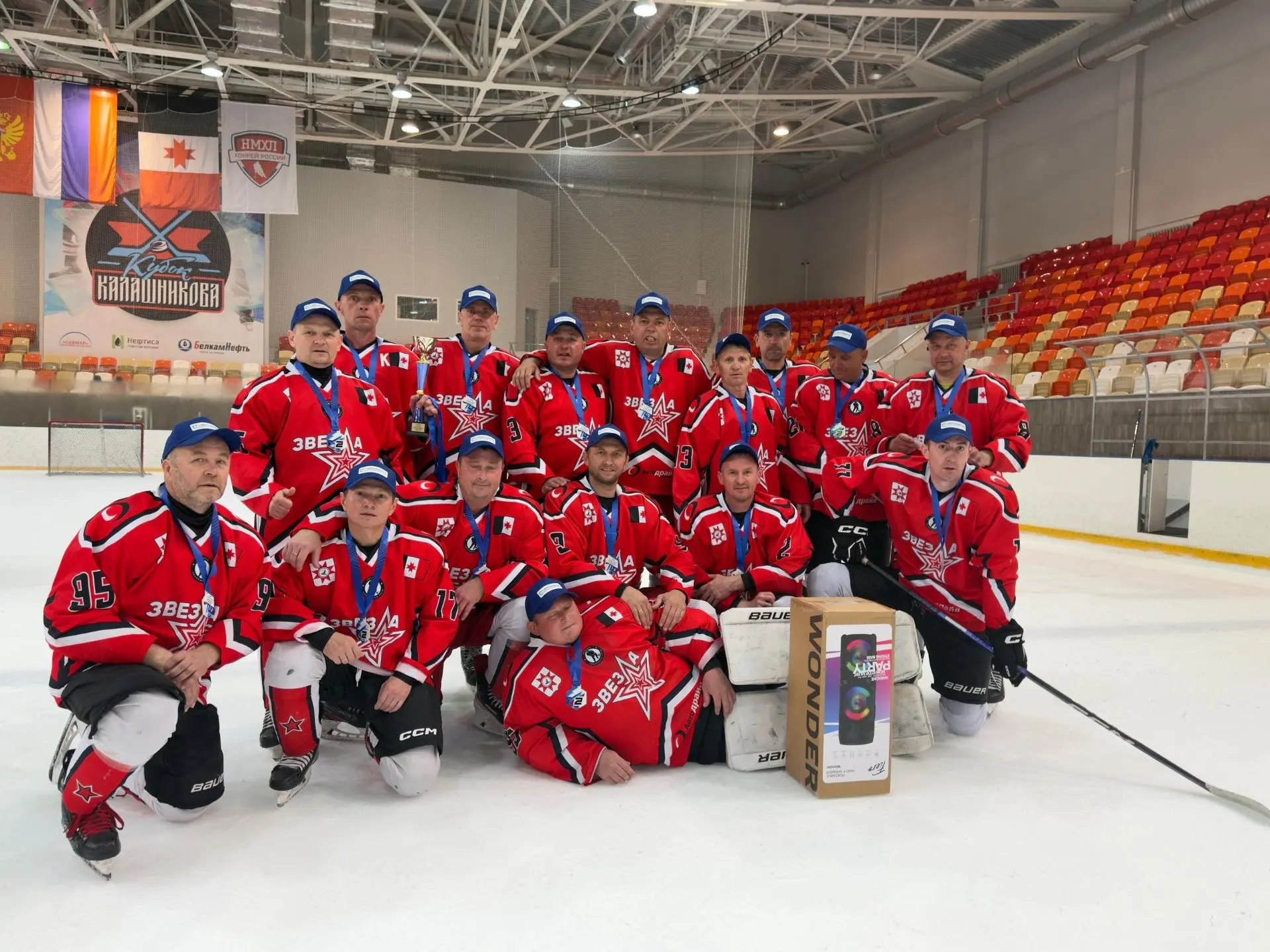 🏒 В День города в «Глазов Арене» было по-настоящему жарко!

Здесь прошёл хоккейный турнир среди вет