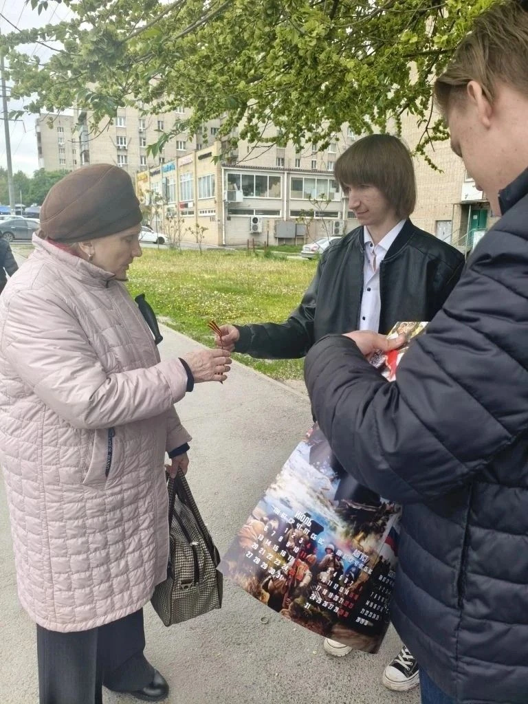 🧡 Черно-оранжевая нить памяти: акция «Георгиевская ленточка» в нашей школе! 🖤