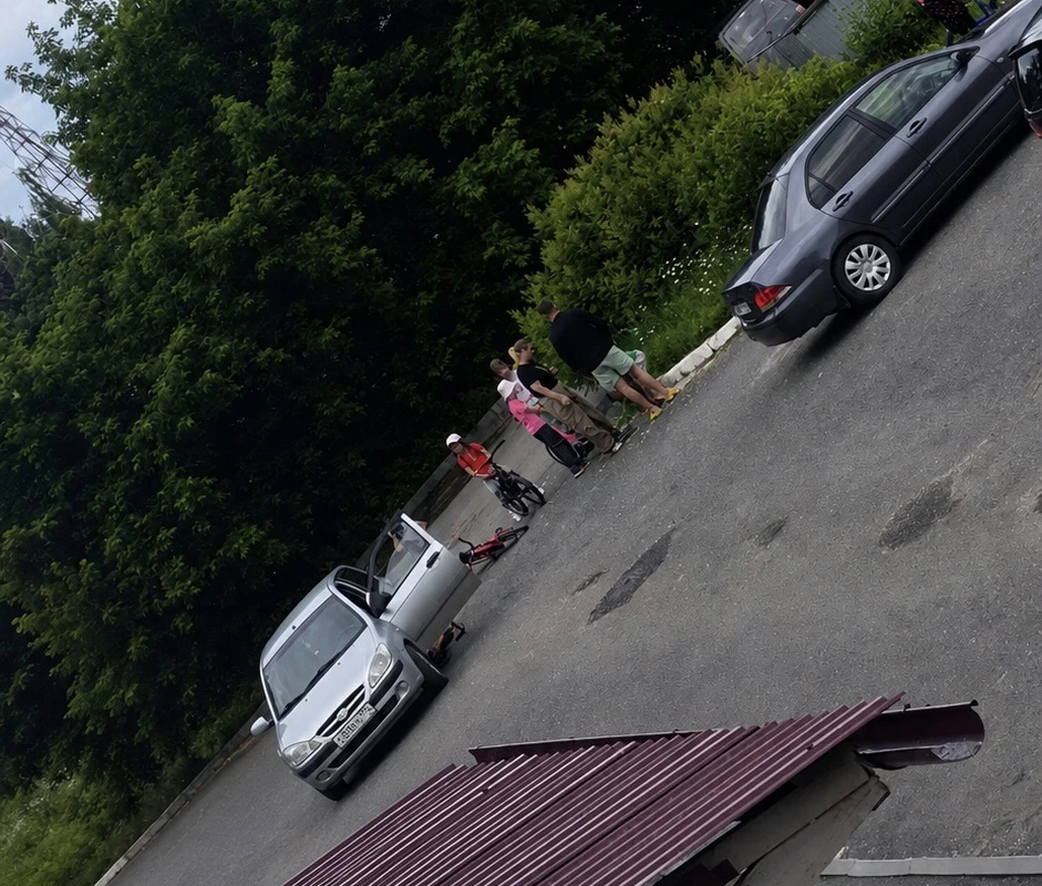 По предварительной информации сегодня на стройматах сбили ребенка. 
Состояние ребенка не известно.