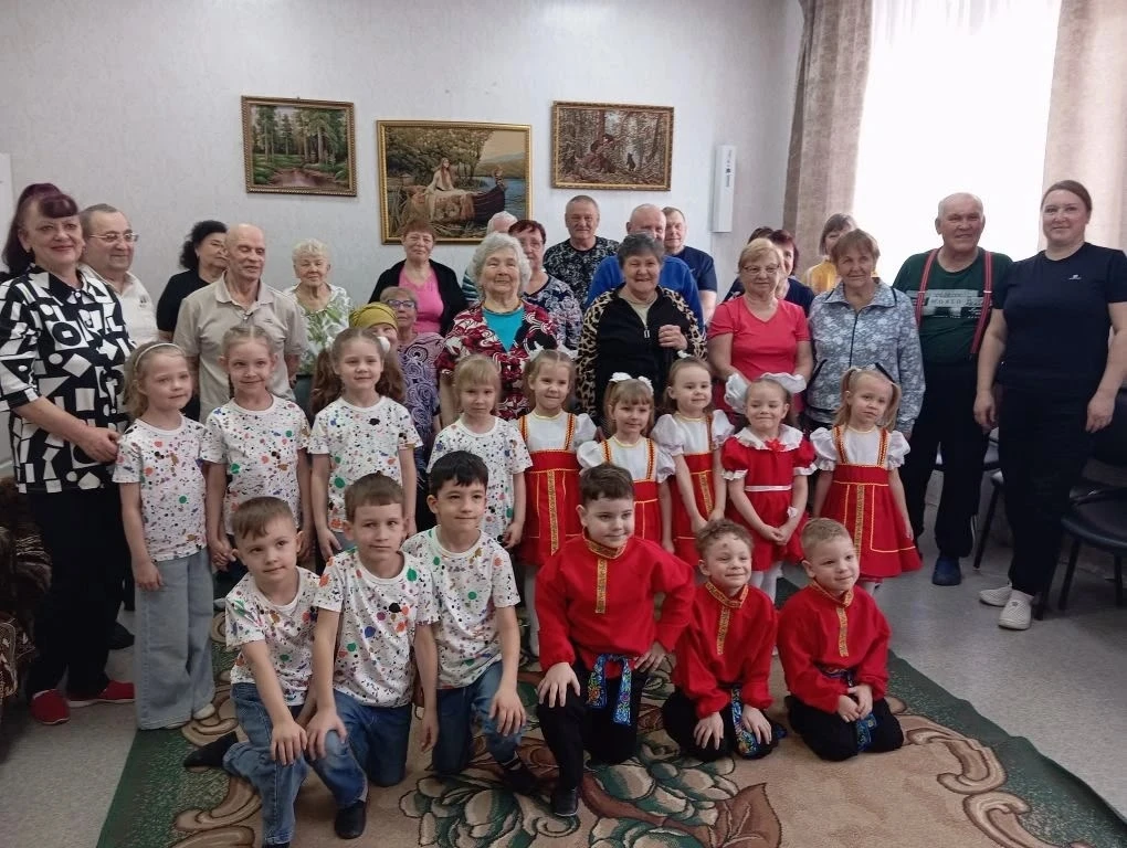 Ребята подготовительной и средней групп вместе со своими воспитателями С.В.Чернопёровой...
