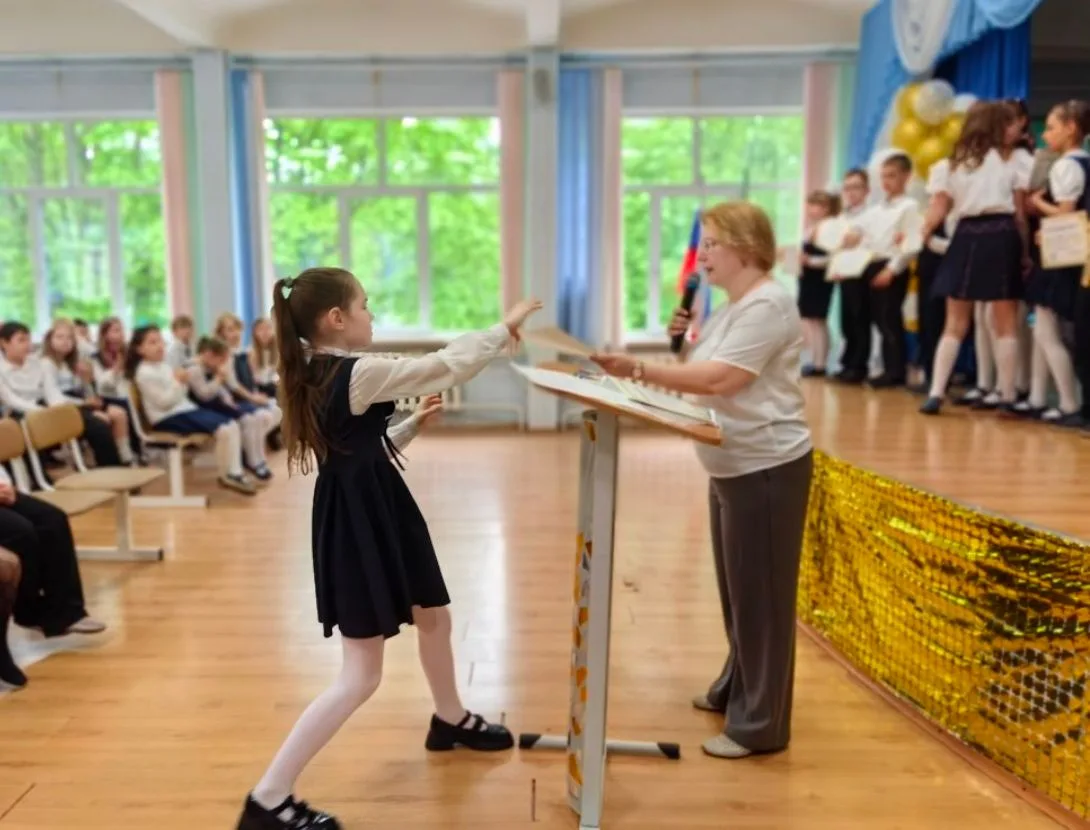 🎓 Последние линейки в преддверии каникул: время награждать лучших!  Сегодня в нашей школе царила осо