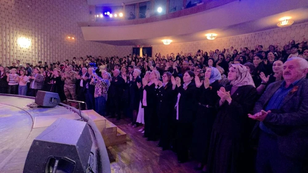 Благотворительный концерт лицея №5.  Вчера в Малом зале Русского театра случилось что-то особенное. 