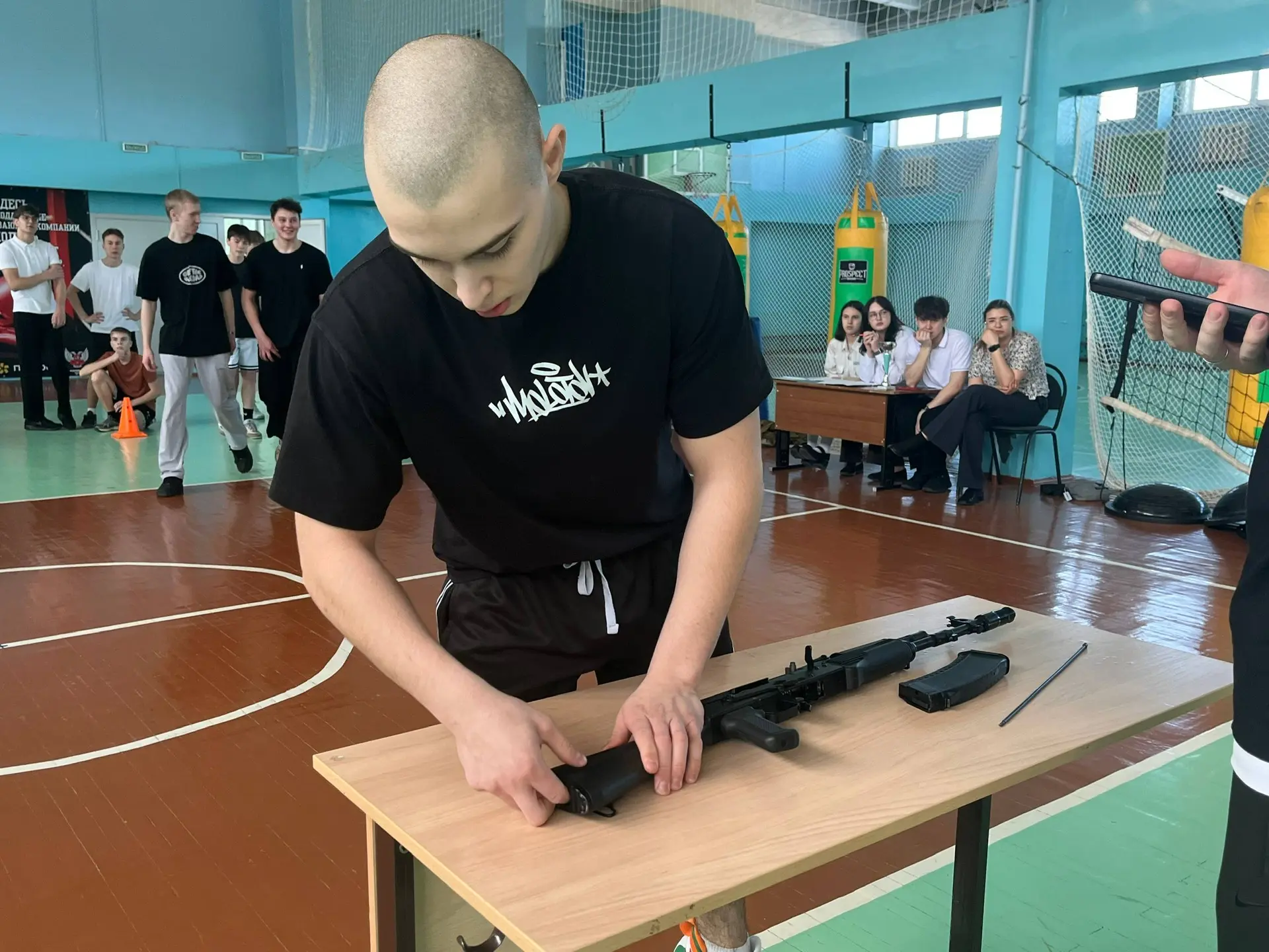 🏫Вчера в нашей школе прошла военно-спортивная игра «А ну-ка, парни!», посвященная Дню защитника Отеч