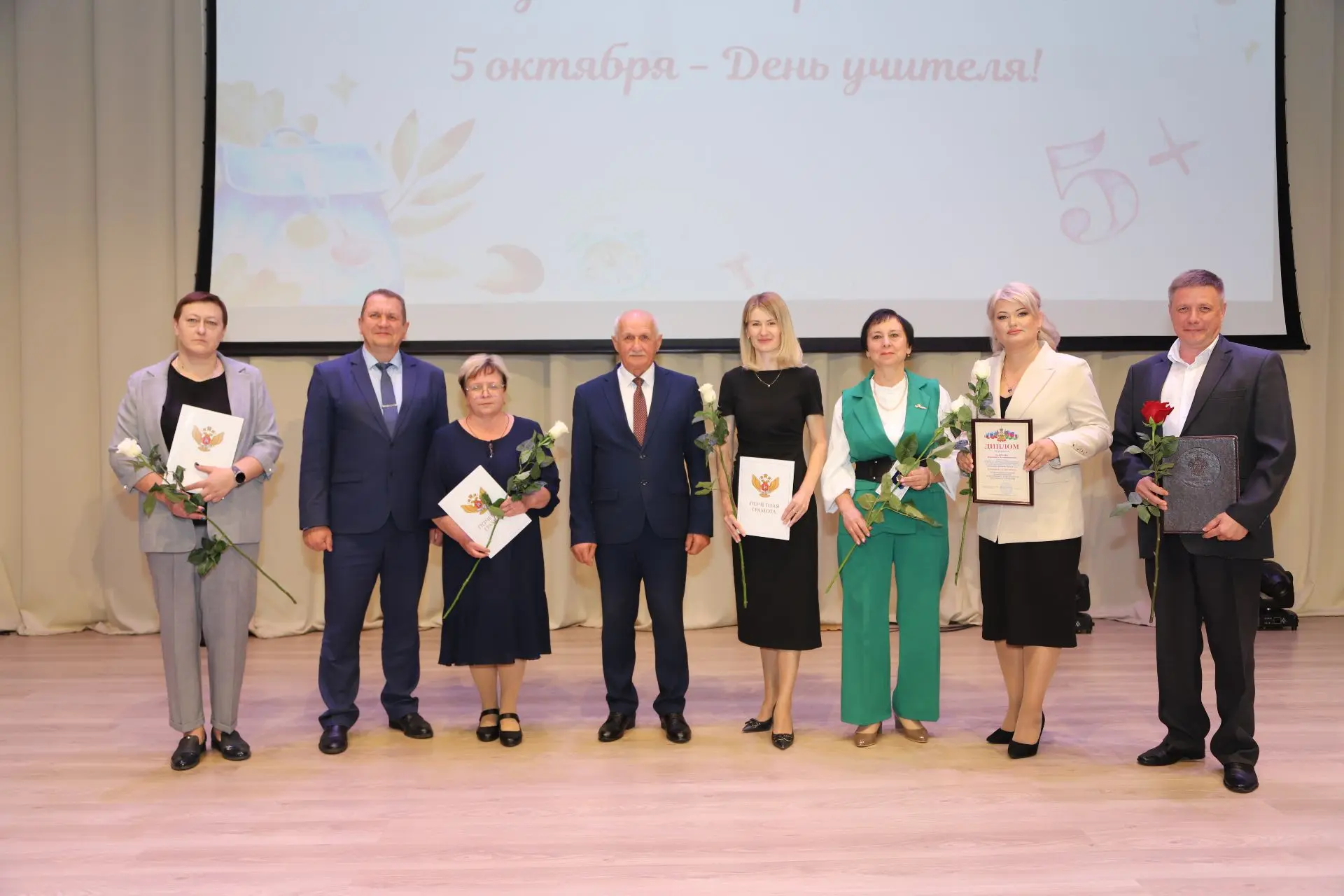 💐 Чествуем тех, кто зажигает сердца: в Успенском районе состоялся праздник ко Дню учит...