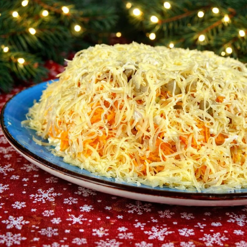 САЛАТ «ОХОТНИЧИЙ» — СОЧНЫЙ, СЫТНЫЙ И ОЧЕНЬ ВКУСНЫЙ

ИНГРЕДИЕНТЫ:
✅ Сервелат (или любая копчёная колб