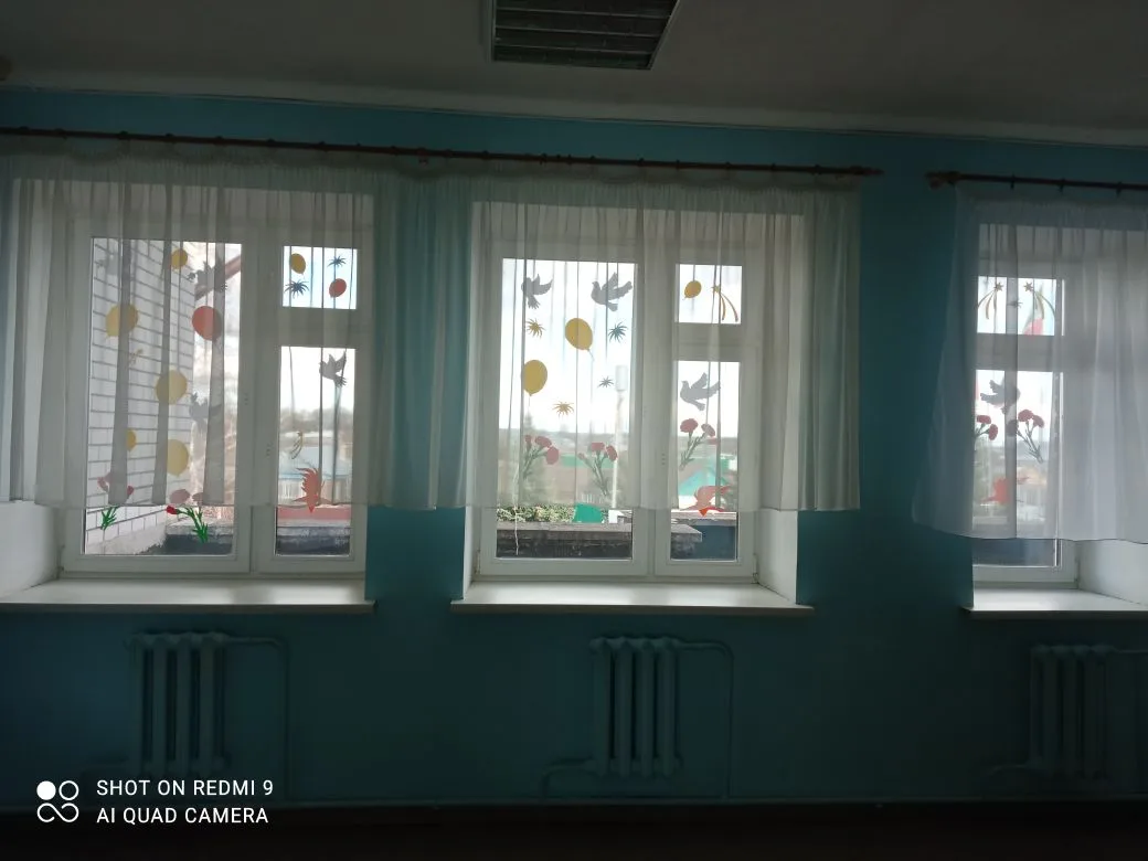 ✨ Окна нашей школы засияли в честь Великой Победы! ✨