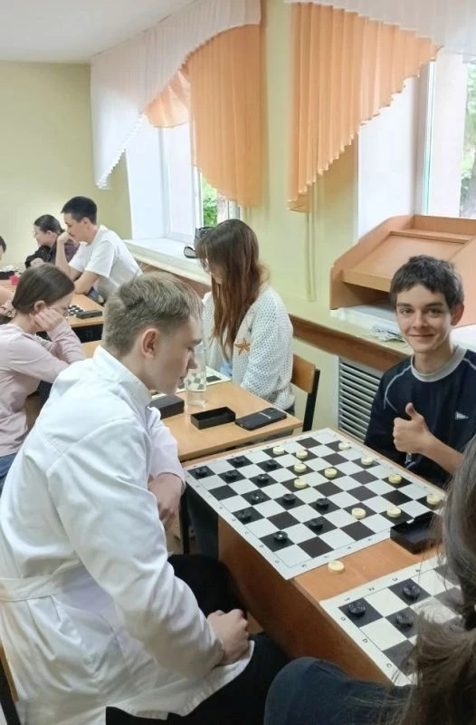 Занятия шашками развивают логическое мышление и память, помогают улучшить интеллектуальные способнос