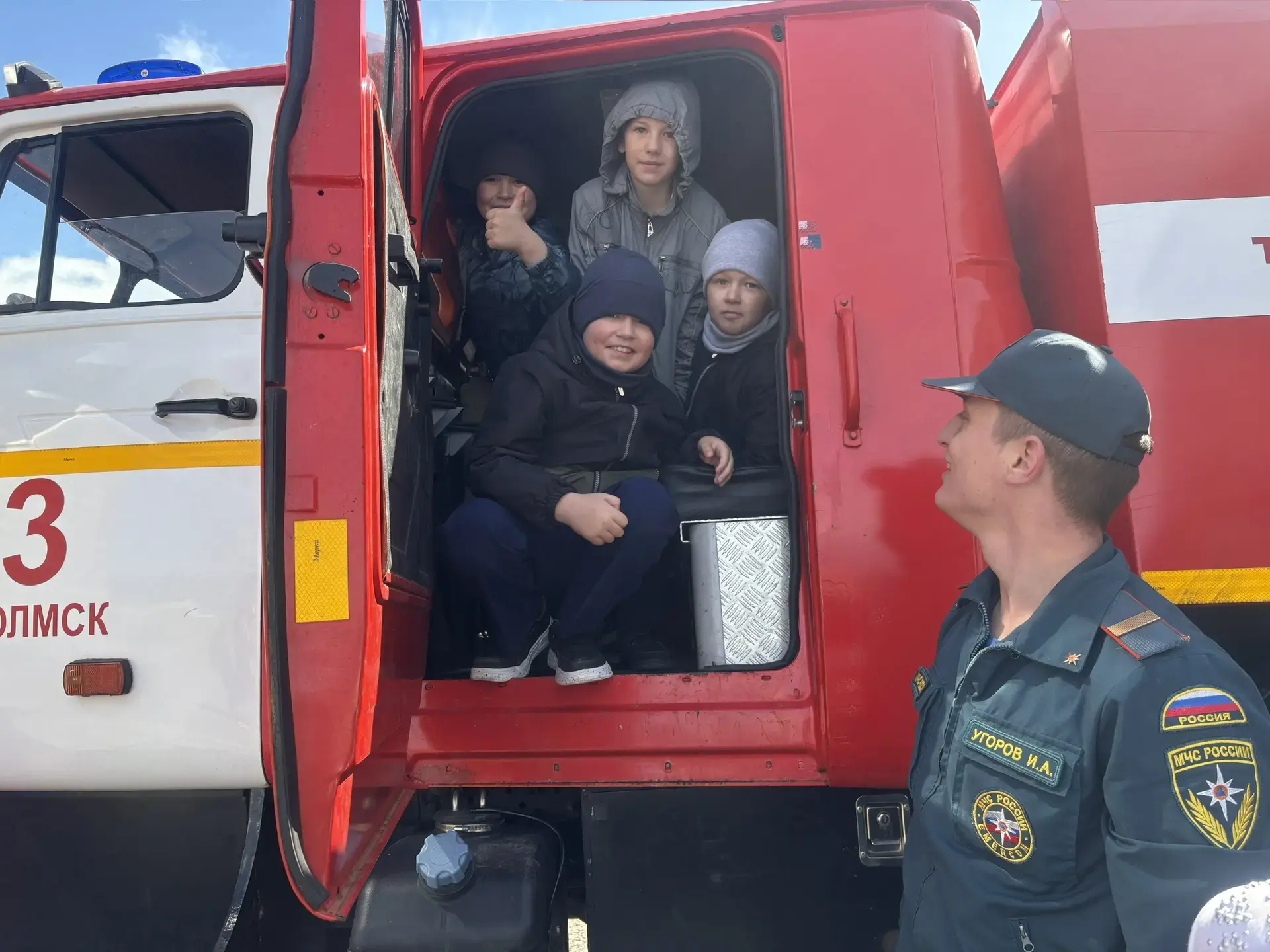 Экскурсия первоклассников в пожарную часть Холмска ⁣ В рамках знакомства с профессиями и правилами б