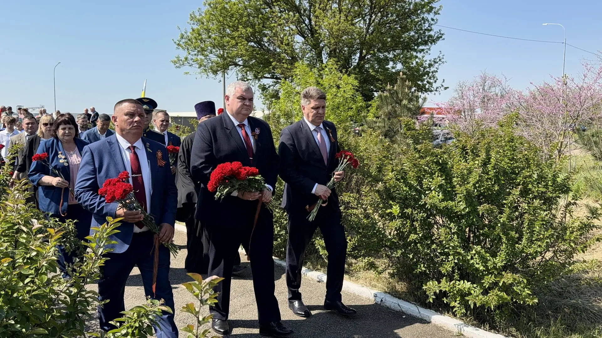 Глава Азовского района Сергей Комаров возложил цветы к мемориалу в Кулешовке  Сегодня, в День Победы