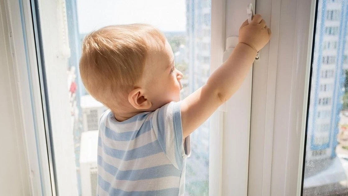 Открытые окна и балконы — опасность для ребёнка👶

📣 Просим родителей соблюдать простые правила:
— 