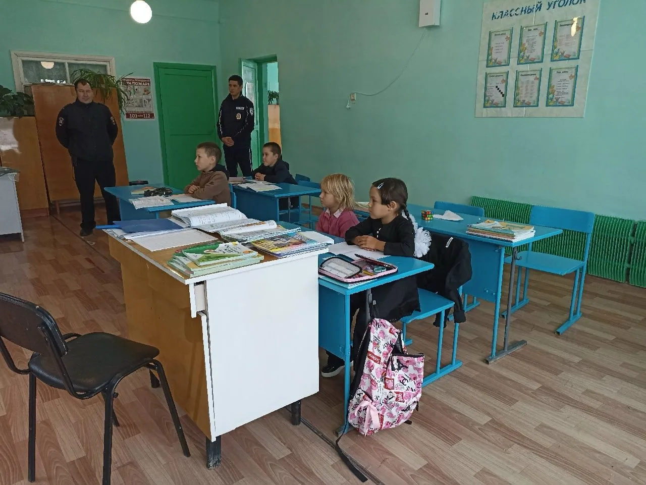 Безопасность на дороге: встреча с сотрудниками ГИБДД в начальной школе.