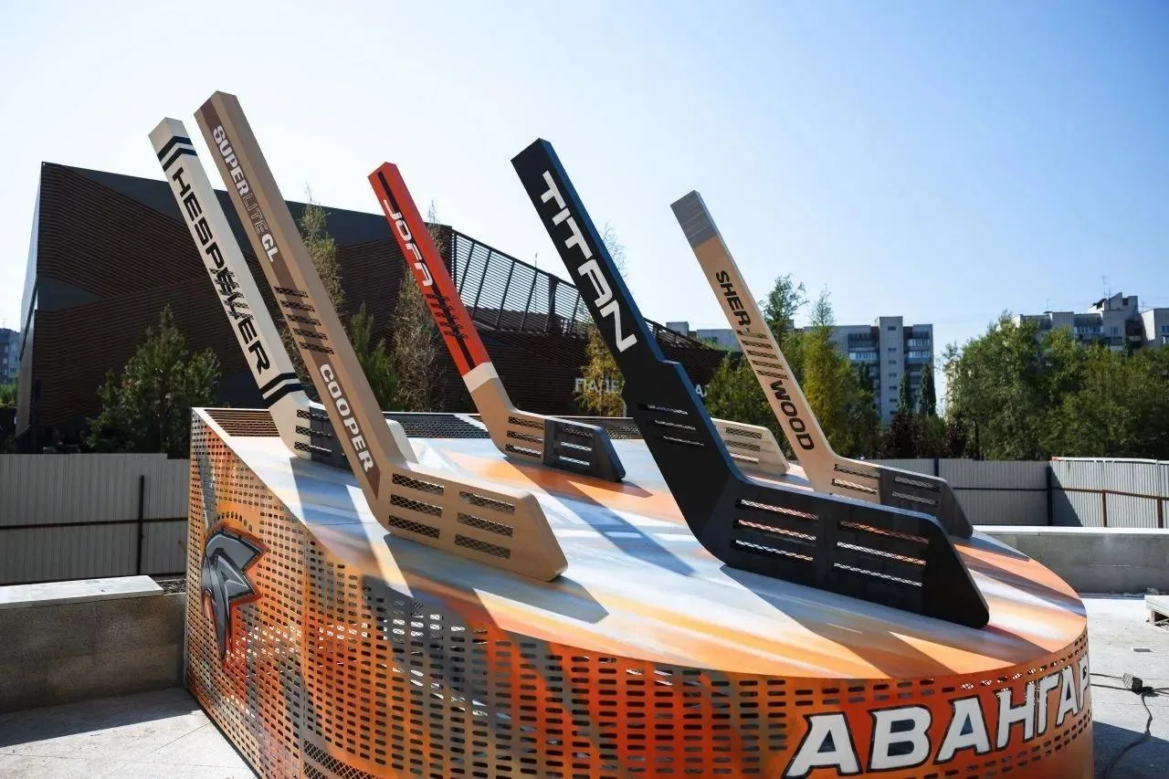 🏒Территория у СКК имени Виктора Блинова меняется прямо на глазах.

Весной здесь установили арт-объе