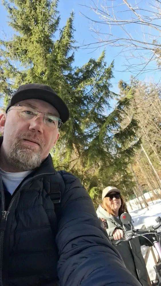 Ездили сегодня в бассейн. По сугробам на великах. Поднимались на последний этаж центра....