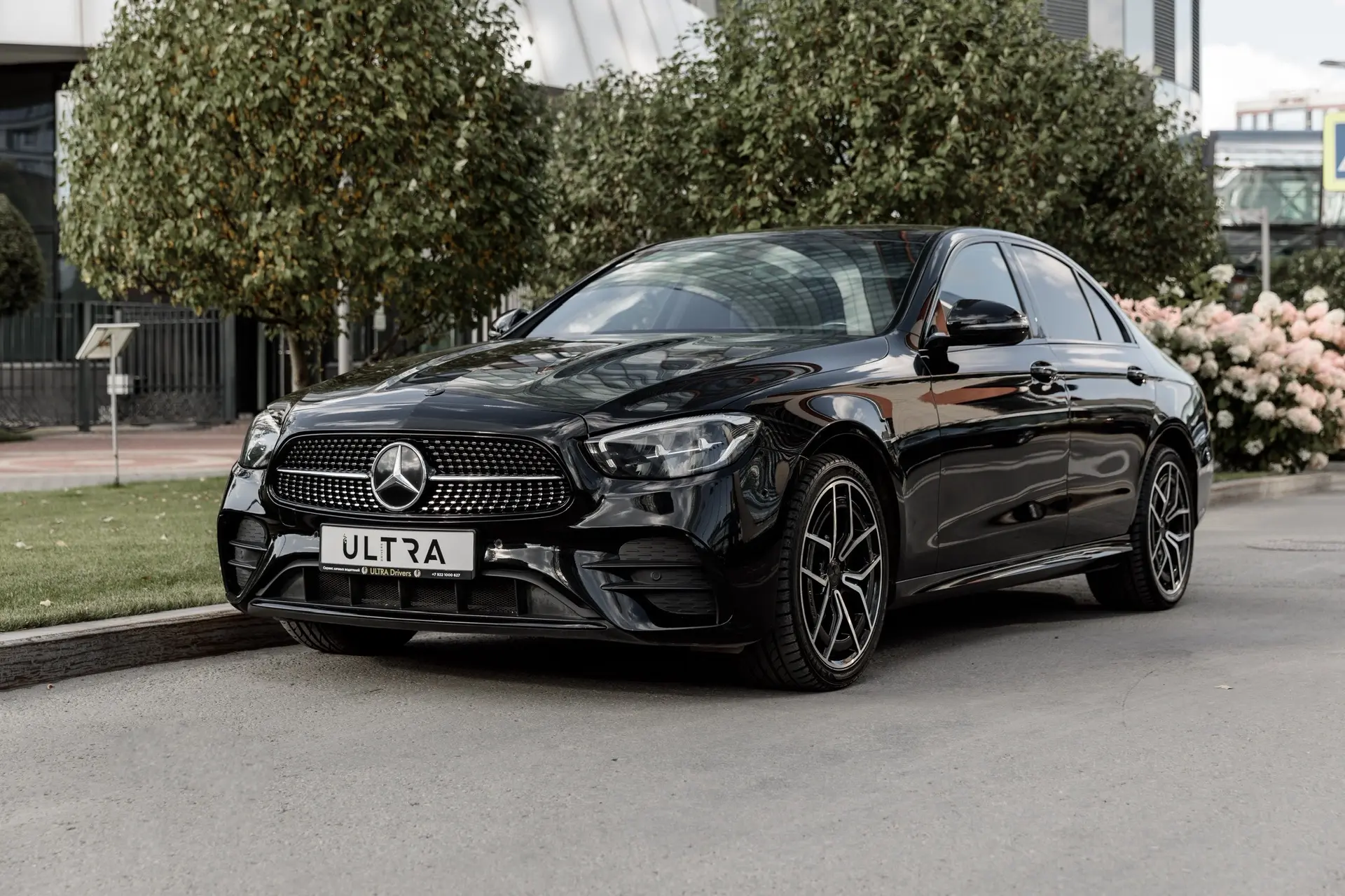 Арендовать Mercedes-Benz E-class черный или белый с водителем в г. Екатеринбург