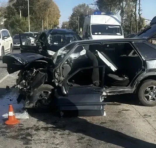 Выбраться из разбитой машины помогали спасатели пострадавшей в ДТП в Абакане.